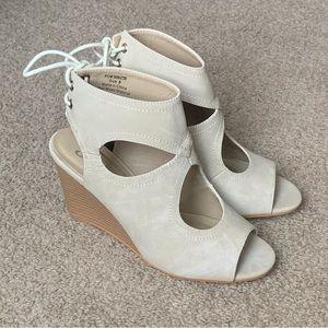 Beige/Taupe Wedges • perfect fall shoe